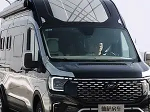 Van aménagé en circulation